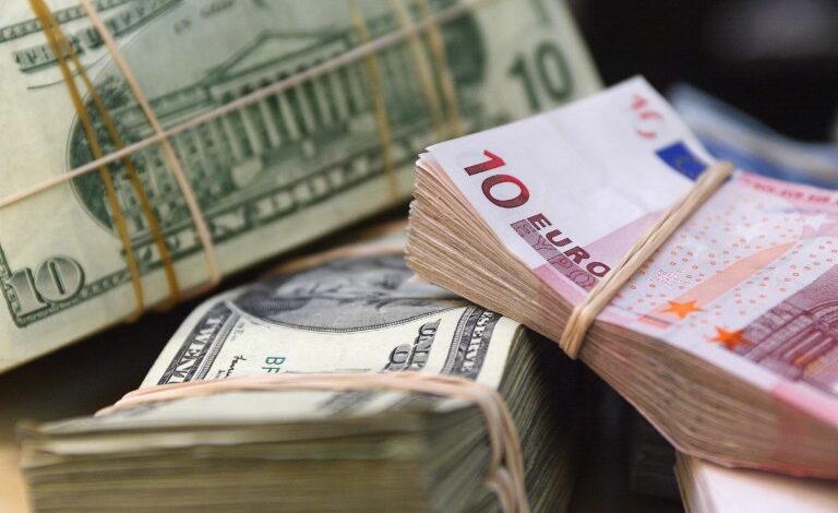 Monnaie-des billets d'euros et de dollars