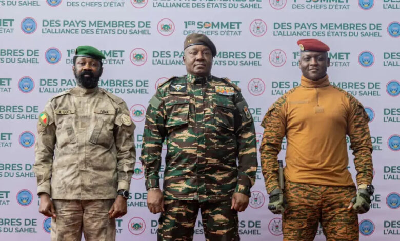 les trois chefs d'État de l'AES à savoir le président du Burkina Faso, le capitaine Ibrahim Traoré, celui du Mali, Assimi Goïta et le président nigérien, le général Tchani