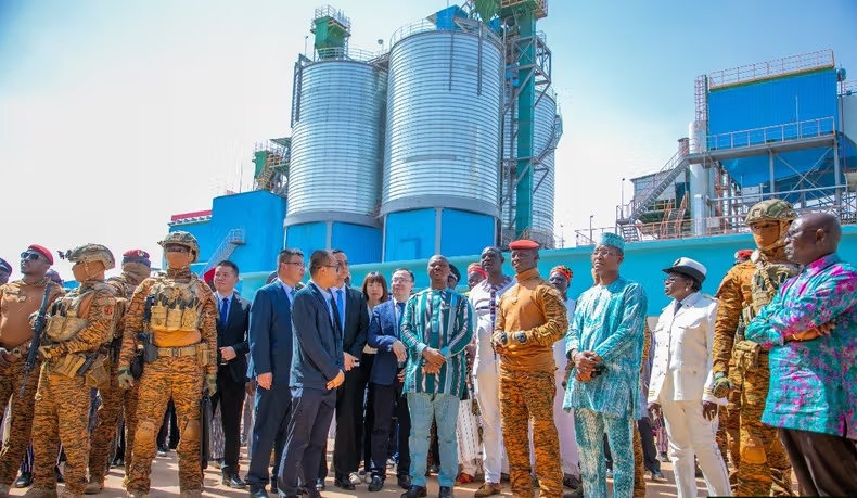 Le Burkina Faso inaugure une nouvelle cimenterie, CISINOB SA, avec une capacité de 2 000 tonnes par jour.